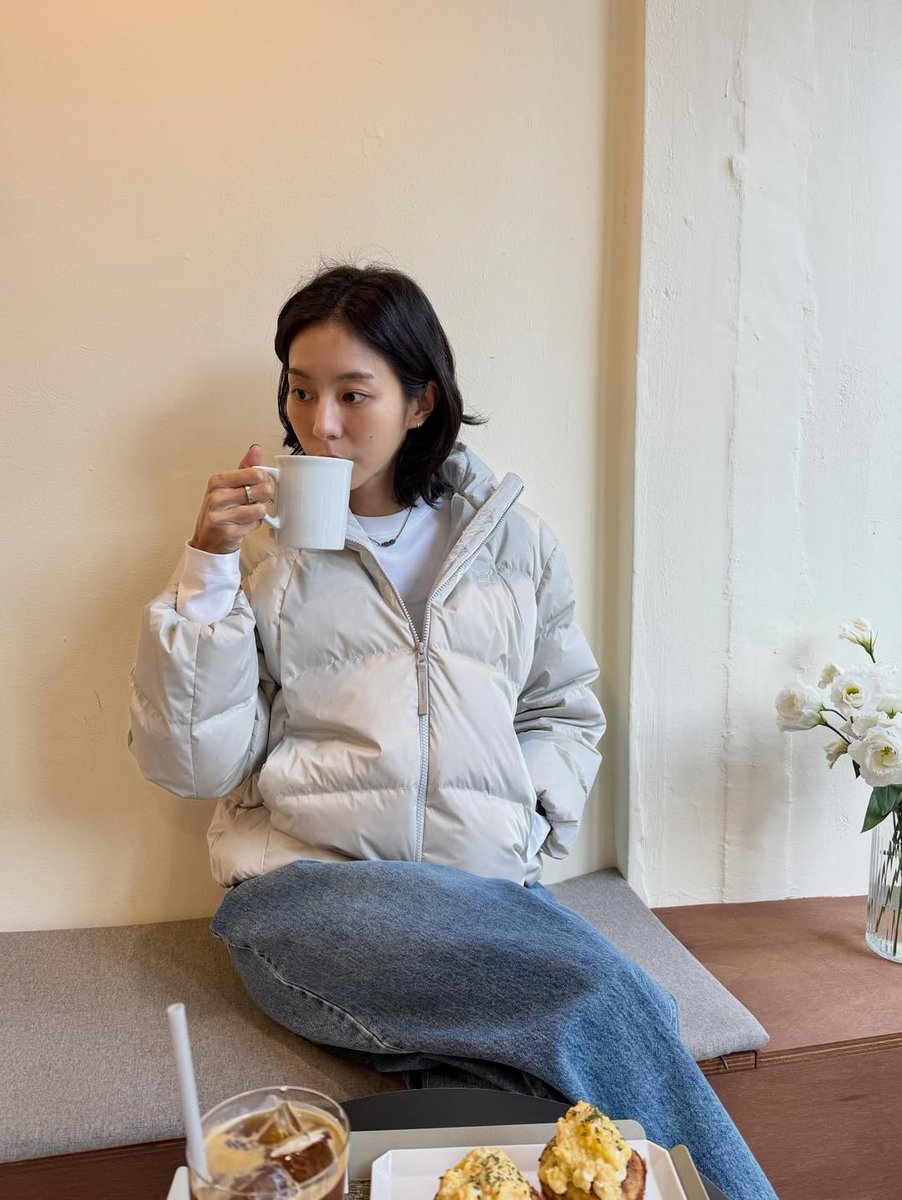 UIEO4O9's tweet photo. This winter, stay warm and style beautifully♥.
#uee #uie #유이 https://t.co/0LReIKRh5k