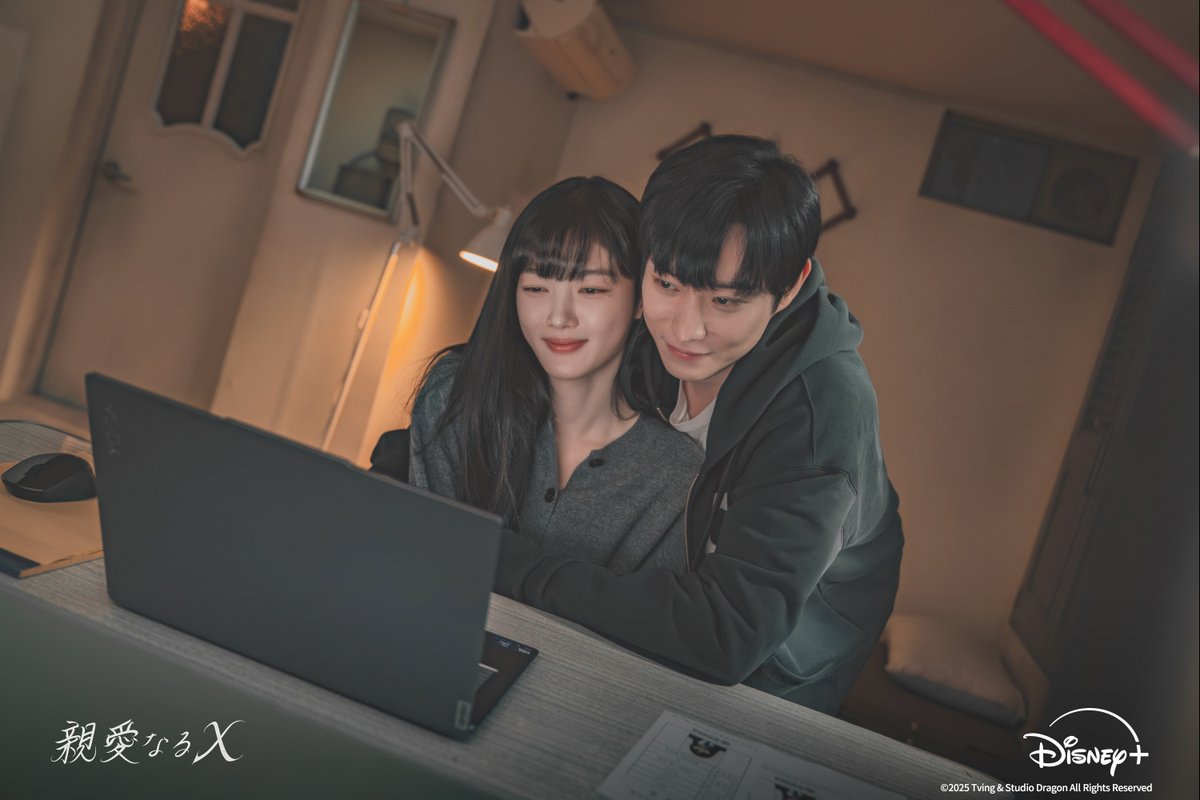 DisneyPlusJP's tweet photo. ⋱本日（11/6）配信開始⋰
🆕韓ドラ『親愛なるX』

キム・ユジョン×キム・ヨンデ
「トッケビ〜君がくれた愛しい日々〜」の
イ・ウンボク監督が描く
衝撃的なロマンス・サスペンス⚡️

壮絶な復讐と愛の果てに待つのは、救いか、
それともさらなる地獄か――

ディズニープラス スターで見放題独占配信🎬 https://t.co/BHmdNinVOk