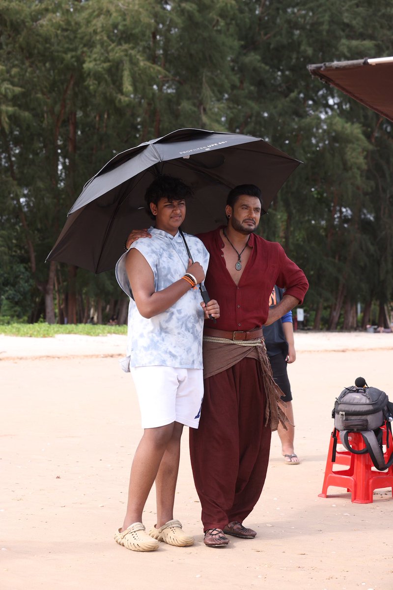 Here it’s Exclusive Snap of Mass Star #ChallengingStarDarshan and #JuniorChallengingStar Vinish in Most Expected flick of the Year #TheDevil Shooting set.😍 

MOVIE GRAND RELEASE WORLDWIDE ON 12th DECEMBER.🔥

<a href="/dasadarshan/">Darshan Thoogudeepa</a> <a href="/sjmcfilms/">Shri Jaimatha Combines</a> <a href="/vijayaananth2/">Vijayalakshmi darshan</a>