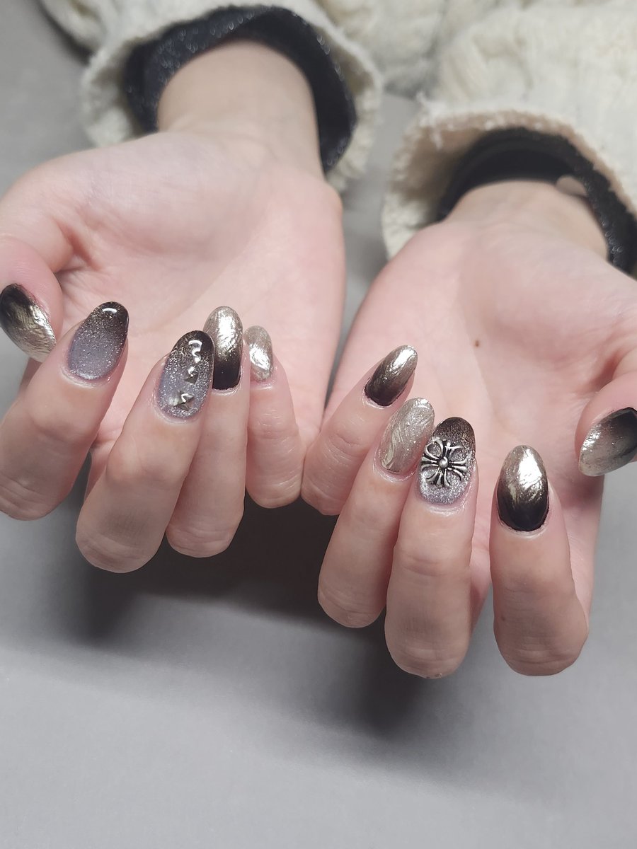 珍しく大きめのパーツも乗せてつよつよネイルにしてもらって来ました～✨️😆✨️
寒くなりきる前にライダース合わせてお出掛けしたいな😎