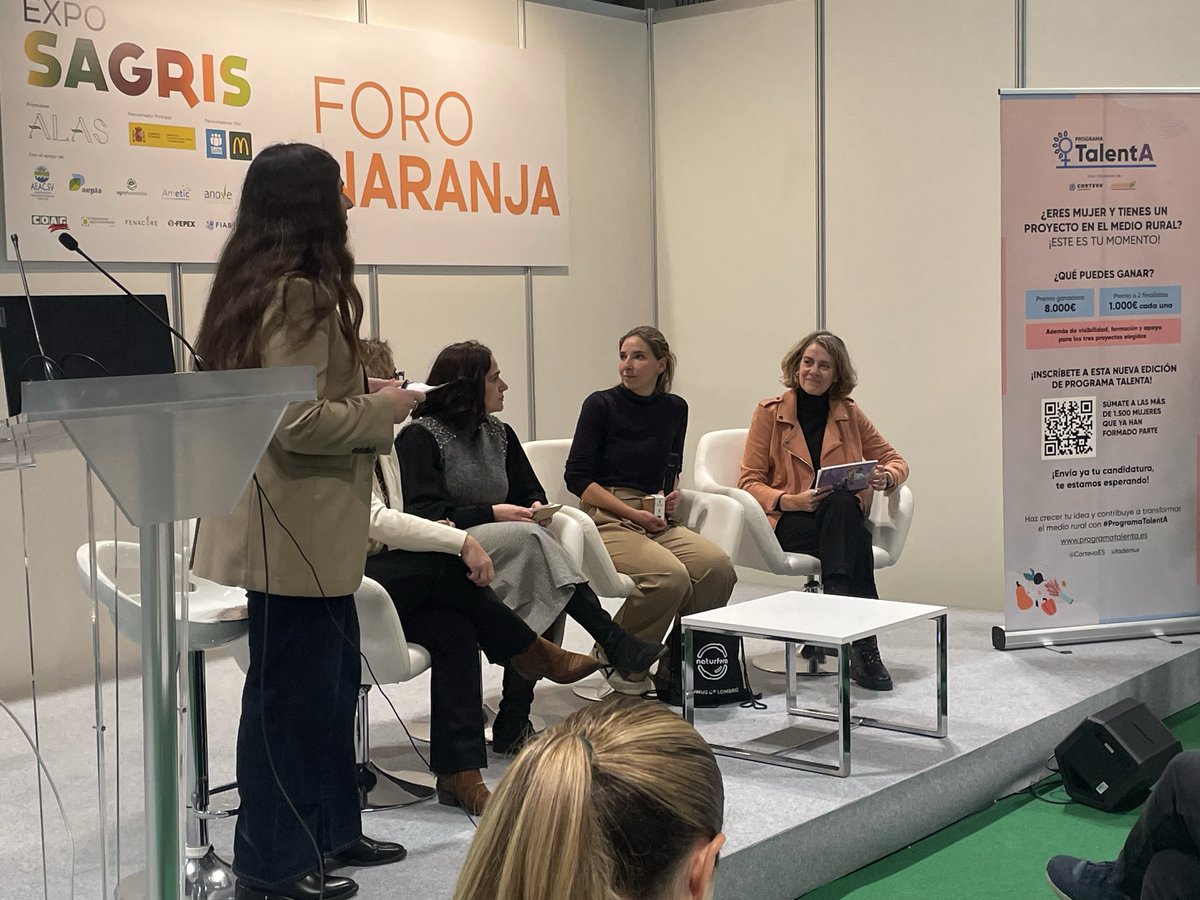 fademur's tweet photo. 🌾 Inauguramos #ExpoSAGRIS con el Proyecto #TalentA, que, de la mano de @CortevaES , impulsa y apoya a las mujeres rurales emprendedoras
#MujeresRurales
#EmprendedorasRurales
#Exposagris2025 https://t.co/RZgKWWHECH