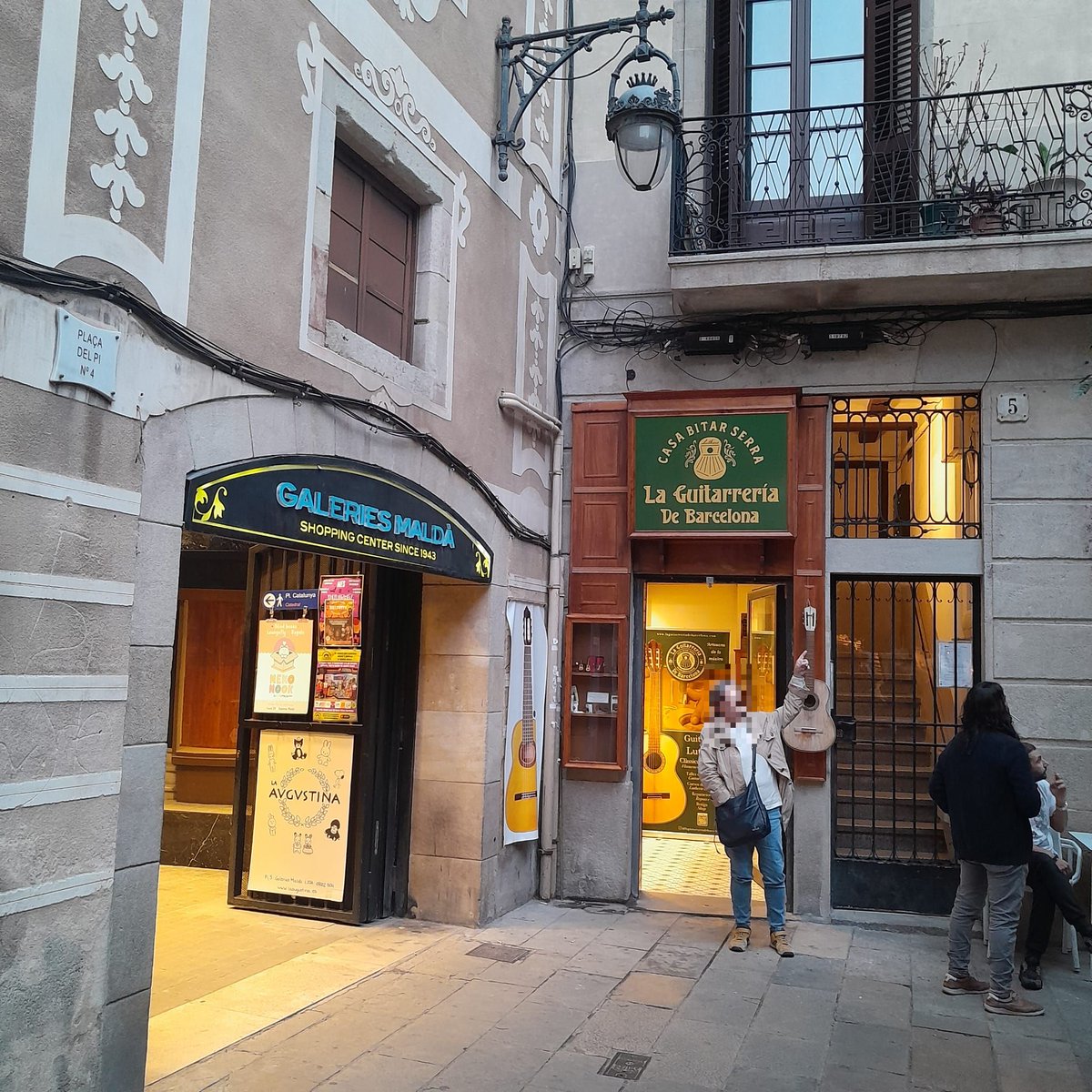 ManelTrenchs's tweet photo. Segons el padró de 1930, l’Antònia Trenchs i Asens vivia a la plaça del Pi, núm. 5, 1a de BCN.
Allà hi vivien la mare de l’artista, la seva germana i ella. Van anar-hi cap al 1927/1928. Les dues germanes nascudes a l’Havana. (Font AMCB)
Seguim #AntòniaTrenchsAsens #donART https://t.co/o36YVIfU8U