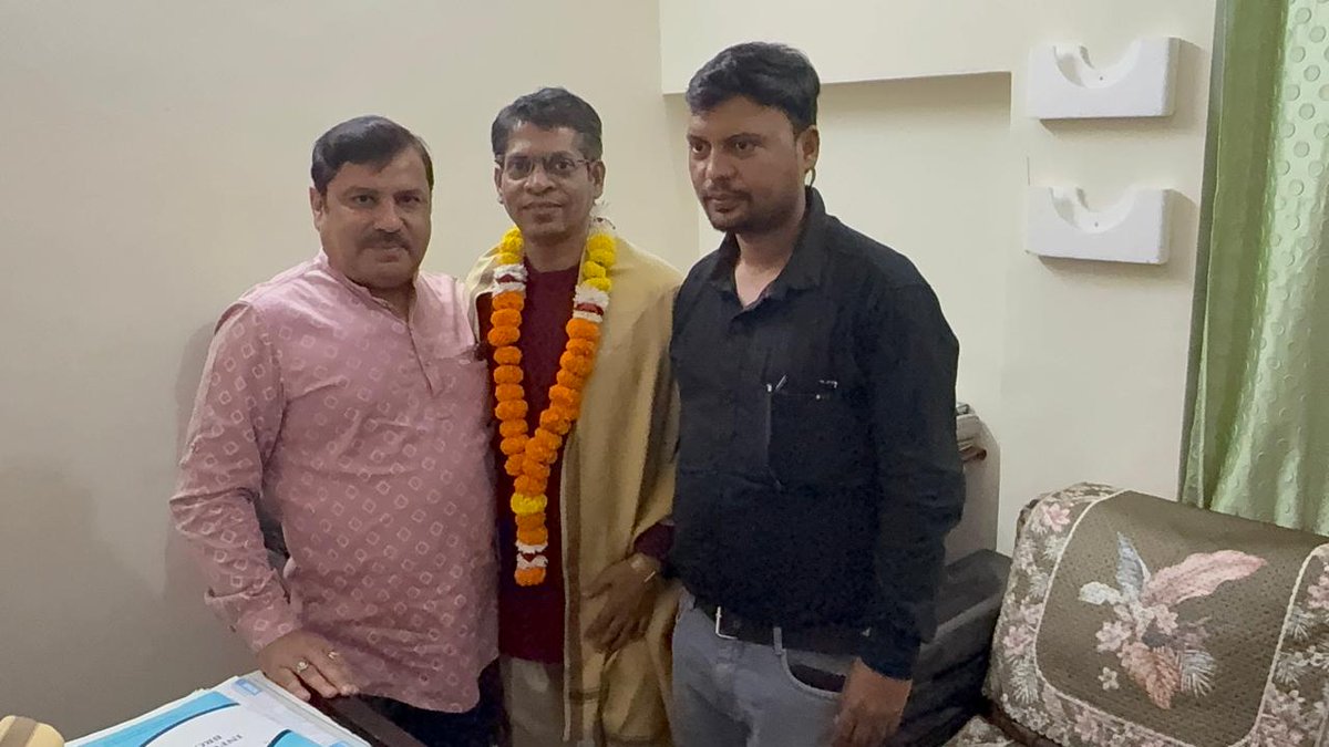 Idealpatra's tweet image. नई दिल्ली:आइडियल पत्रकार संगठन की राष्ट्रीय कार्यकारिणी बैठक में राष्ट्रीय अध्यक्ष अजय कुमार मिश्रा जी के दूरदर्शी नेतृत्व में पत्रकारों के अधिकार, कल्याण और विकास हेतु ठोस निर्णय लिए गए।
आपका मार्गदर्शन पत्रकारिता जगत के लिए प्रेरणास्रोत है।  #PressFreedom #MediaDevelopment