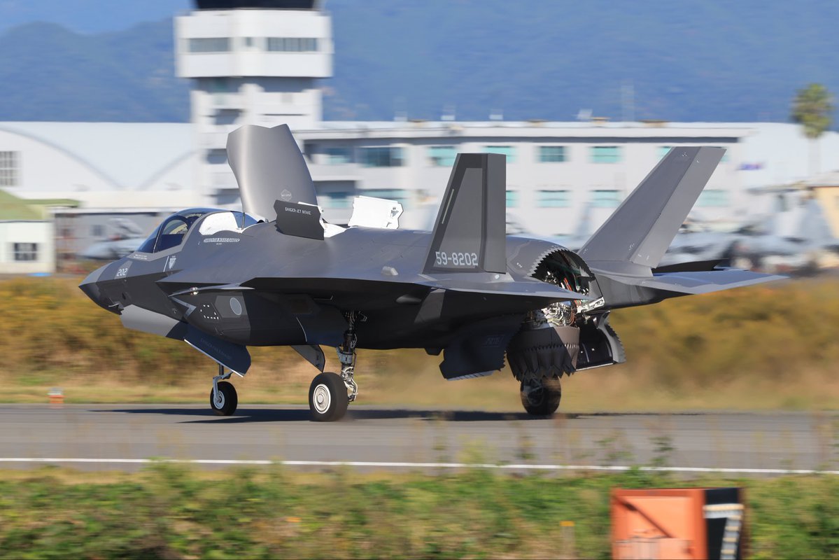 rw28nyutabaruST's tweet image. 今日は青空の下 F35B 202号機が飛行。
#新田原基地　#F35B