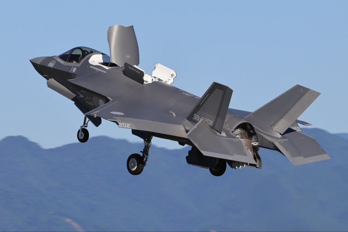 rw28nyutabaruST's tweet image. 今日は青空の下 F35B 202号機が飛行。
#新田原基地　#F35B