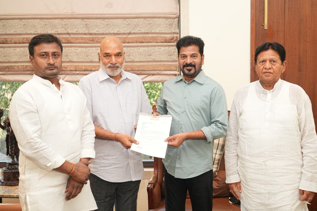 TelanganaCMO's tweet photo. ముఖ్యమంత్రి శ్రీ ఎ. రేవంత్ రెడ్డి గారిని రామోజీ గ్రూప్ చైర్మన్ & మేనేజింగ్ డైరెక్టర్ శ్రీ సీహెచ్ కిరణ్ గారు మర్యాదపూర్వకంగా కలిశారు. ఈ నెల 16న జరగనున్న ‘రామోజీ గ్రూప్ ఫౌండేషన్ డే’ వేడుకల్లో భాగంగా నిర్వహించే “రామోజీ ఎక్సలెన్స్ అవార్డుల” ప్రదానోత్సవ కార్యక్రమానికి ముఖ్యమంత్రి గారిని ఆహ్వానించారు.
#Hyderabad #RamojiGroupFoundation