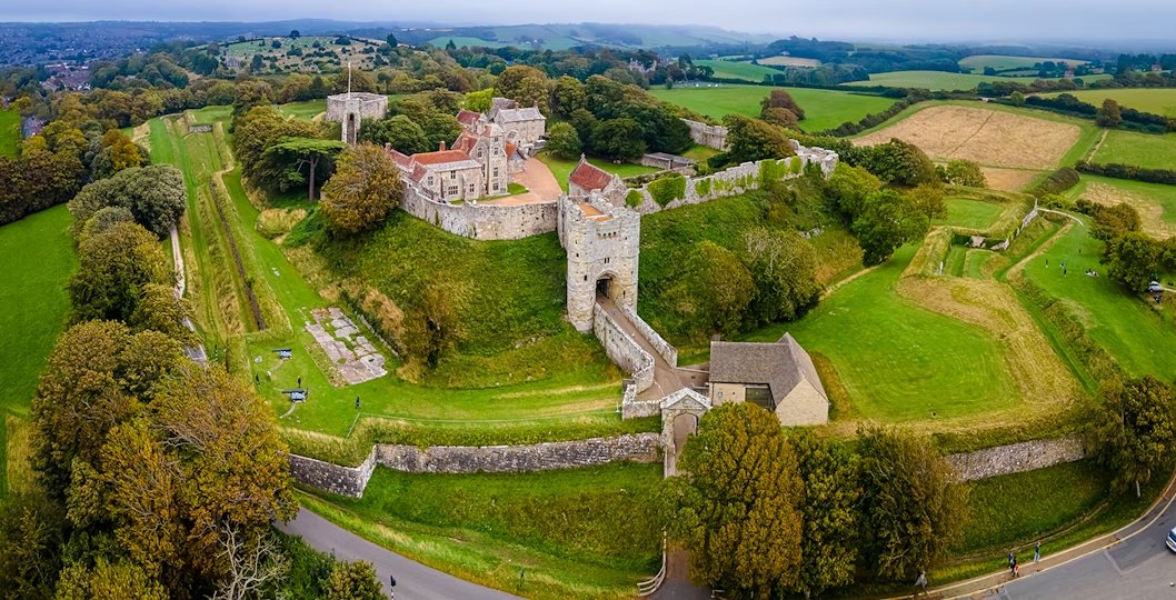 1/🏰 Carisbrooke Castle
📍 Isle of Wight, England

Rising on a windswept hill in the heart of the Isle of Wight, Carisbrooke Castle has guarded the island for over 1,000 yrs

Long before cannons &amp; crowned kings, this hill was chosen for its commanding view over every horizon 🧵👇