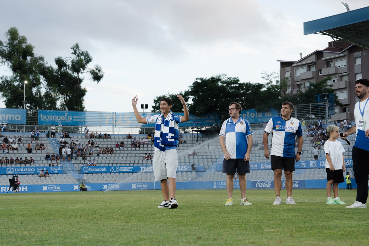 CESabadell's tweet photo. 🤩 Demà tenim 𝐱𝐮𝐭 𝐝𝐞𝐥 𝐦𝐢𝐠 𝐝𝐞𝐥 𝐜𝐚𝐦𝐩!

👀 Vols ser el protagonista al descans del #SabadellTarazona? ⚽️

👉🏽 RT i m’agrada a aquest tuit per participar i demà anunciarem als dos guanyadors

🎁 Premi cortesia de Kisamba

#AMQM https://t.co/9kHutJyy2t