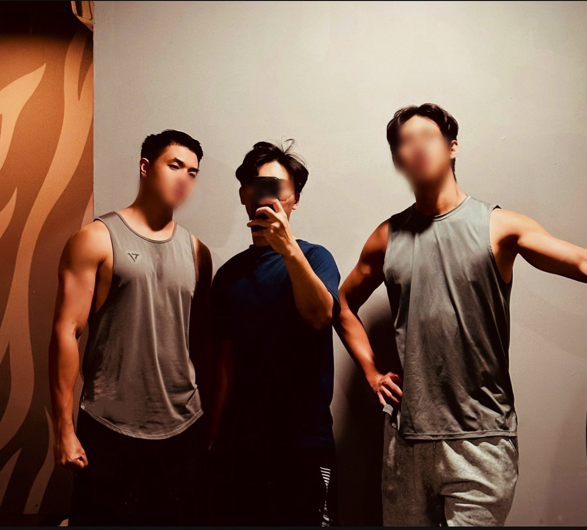 hao_o4o7's tweet image. 夜深一點 汗多一點

鐵片的聲音敲在心上 呼吸在空氣裡交纏
三個兄弟一起練到發燙
肌肉貼著肌肉 熱氣纏著皮膚 每一下都更近

那股熱從身上一路燒進心裡
這種默契 可不只在重量上

ft.@_dearbenson_  @Patrick_fxxk69 

#兄弟基情
#健身日常