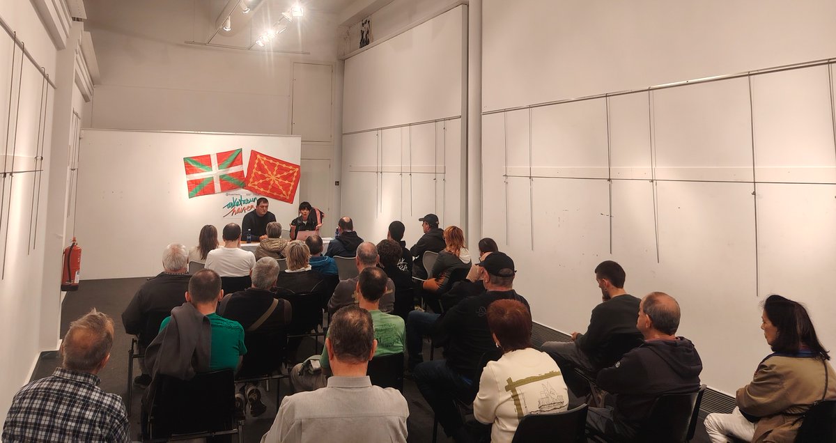 Atzo Herri Batzar jendetsua egin genuen <a href="/MaddalenIriarte/">Maddalen Iriarte Okiñena</a>-rekin.
Egoera politikoaren azterketa partekatu, eta aurrera begira EH Bilduk arlo ezberdinetan garatuko dituen ildoak eta martxan jarriko dugun Nazio Elkarrizketa dinamikaz aritu ginen.
#HerriBatzarra #AmasaVillabona