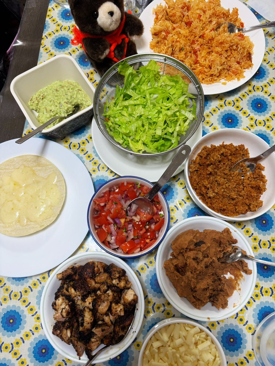 明日の周年イベントに向けてパワーチャージ🪫✨
タコスパーティー開催🌮💥

明日のおやつ用のケセディーヤも作った！