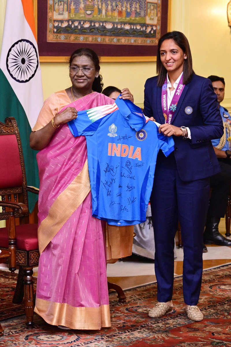 timesofindia's tweet image. World Cup-winning Indian Women&apos;s Cricket Team meets President #DroupadiMurmu at Rashtrapati Bhavan in #Delhi 

#WomensCricketTeam #IndianCricketTeam