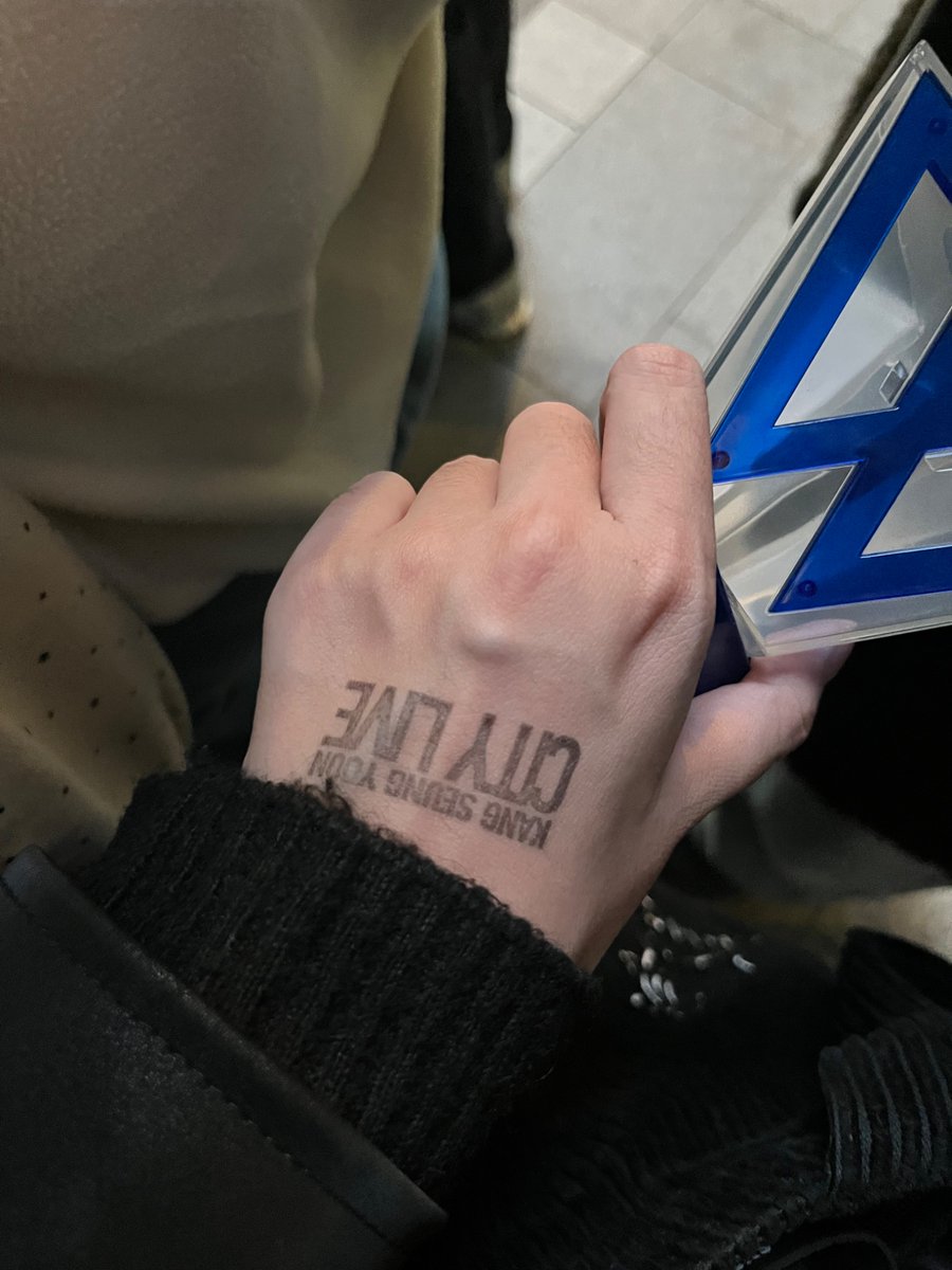 winnerrurang's tweet photo. 도장 찍어주시는 분이
"위너 봉 들고계시니까 이쁘게 찍어드릴게요ㅎㅎ"
하시더니 진짜 이쁘게 찍어주심🥹
뿌듯하셨다ㅋㅋㅋㅋ https://t.co/ZzU18yZb6E