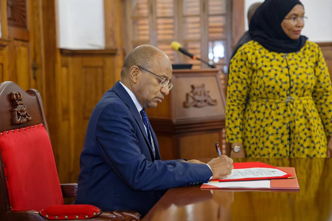 MwinyiApp's tweet photo. RAIS MWINYI AMUAPISHA MWANASHERIA MKUU WA SMZ.

Rais wa Zanzibar na Mwenyekiti wa Baraza la Mapinduzi, Mhe. Dkt. Hussein Ali Mwinyi, amemuapisha Dkt. Mwinyi Talib Haji kuwa Mwanasheria Mkuu wa Zanzibar.

Hafla ya uapisho imefanyika leo tarehe 6 Novemba 2025, Ikulu, Zanzibar.

Dkt. Mwinyi Talib Haji ameteuliwa tena kushika nafasi hiyo baada ya kuitumikia katika kipindi kilichopita.

Hafla hiyo imehudhuriwa na Jaji Mkuu wa Zanzibar, Mhe. Khamis Ramadhan Abdalla, Mhandisi, Zena Ahmed Said, Katibu wa Baraza la Mapinduzi na Katibu Mkuu Kiongozi, Wakuu wa Vyombo vya Ulinzi na Usalama, pamoja na viongozi mbalimbali wa Serikali, Chama Cha Mapinduzi na Dini.

#mwinyiapp
#yajayonineemazaidi