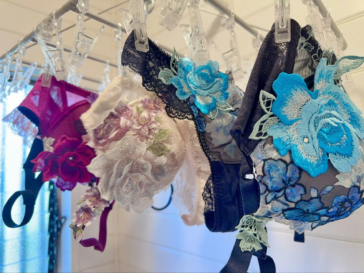 睡醒洗完澡，好纠结，蕾丝性感却怕不够舒适，纯棉柔软又担心不够有型😔