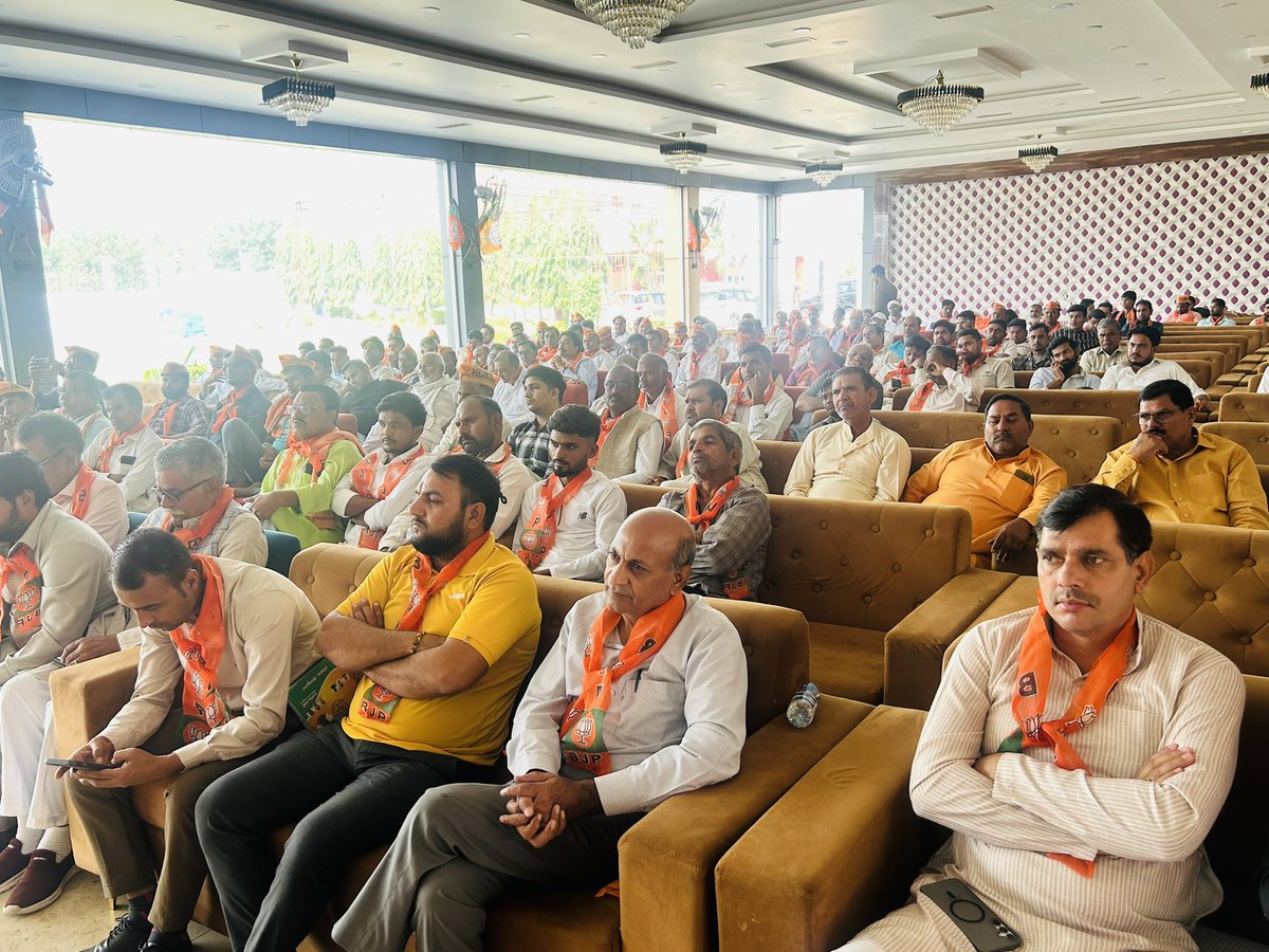 आज 63 जेवर विधानसभा क्षेत्र के रबूपुरा में “मतदाता गहन पुनरीक्षण (SIR)” के निमित आयोजित विधानसभा स्तरीय कार्यशाला तथा लौहपुरुष सरदार वल्लभभाई पटेल जी की 150वीं जयंती के उपलक्ष्य मे आयोजित होने वाली पदयात्रा की योजना बैठक में सहभागी रहा।#sardarpatel150