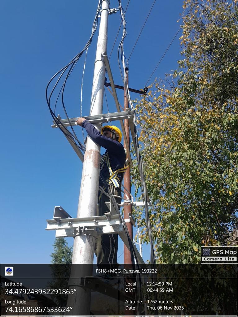 kpdcloffice's tweet image. DTR structure installation underway at Dolipora Feeder, ED Handwara 
Meanwhile, conductor stringing (Dog ACSR) in full swing at TN Pora Feeder, SD Kulgam, ED Kulgam 
#PoweringProgress #KPDCL #OnGround #RDSS