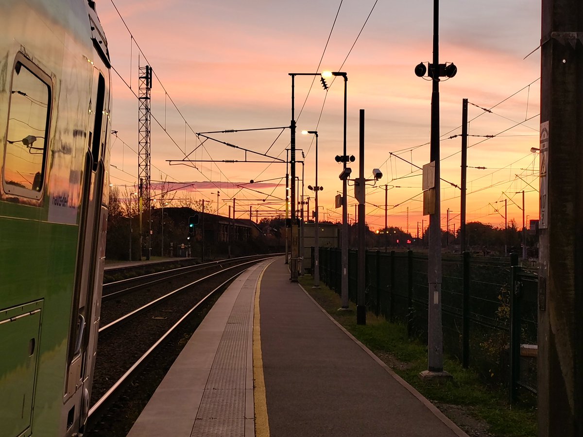 Gerald_SNCF's tweet photo. Déjà un A/R ce jeudi 06 novembre 2025 sur la ligne 🟩P14, c'est bientôt parti 🛤️ pour revenir avec les voyageurs @TERHDF du
🟥K14 #TER847914 St Quentin 10h48 > Paris 12h27
Toujours en bonne compagnie 👮👮♀️pour cette matinée.
#TeamTrain #SNCF https://t.co/igBh6yuFAQ