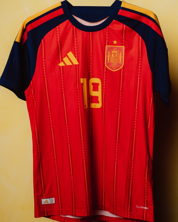 🇪🇸 La <a href="/SEFutbol/">Selección Española Masculina de Fútbol</a> está lista para hacer historia.

Representa la pasión, el orgullo y la identidad de todo un país.
Para quienes sienten los colores como nadie. ❤️💛❤️

📲 Ya en Fútbol Emotion.
✨ Personalízala con tu nombre o el de tu jugador favorito.

--

#FIFAWorldCup