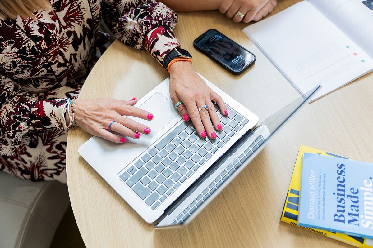 story22_'s tweet image. In marketing, brevity isn’t laziness. It’s strategic.  

Cut redundant phrases, unnecessary adjectives and wordy constructions from your copy.  

Your readers are busy. Respect their time with copy that gets to the point.  

#CopywritingTips #MarketingTips