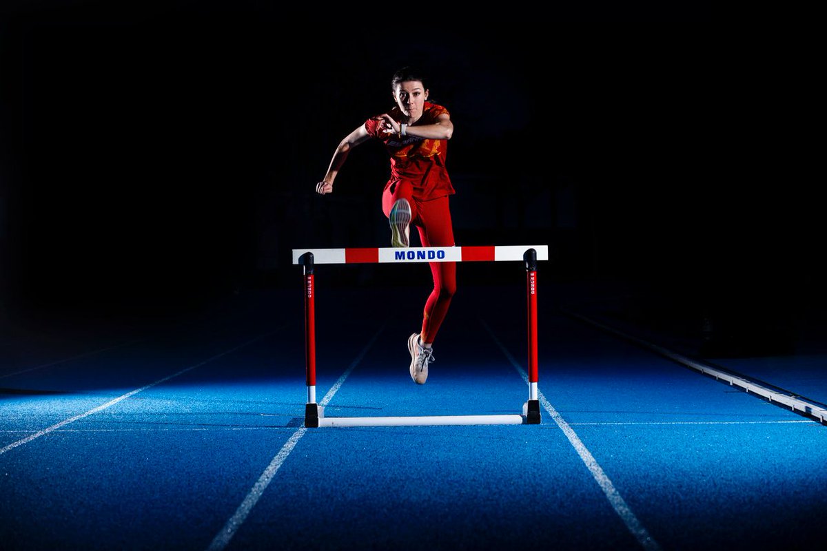 La RFEA pone en marcha la cuarta edición del programa “Rural Athletics Girls”, una iniciativa que recorre pequeños municipios  para acercar el atletismo y sus valores al entorno rural.
Este viernes en el Colegio Sagrados Corazones, Elba Parmo, internacional en vallas.