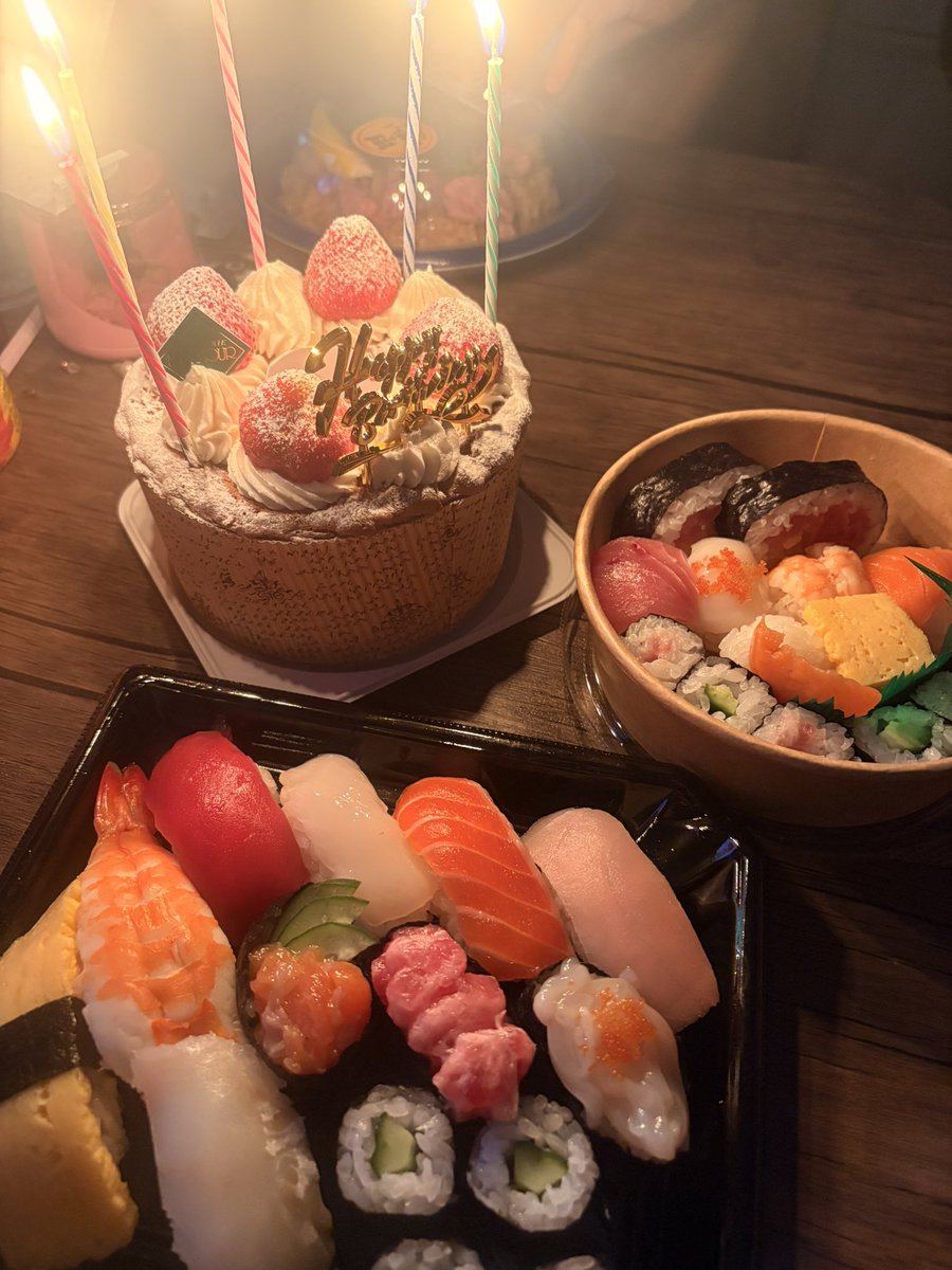 mariym88's tweet photo. 昨日誕生日を迎えてまた1つ歳をとったんだけども、仕事が忙しすぎて帰ってご飯作る気力もなく、子供と食べる為にケーキと一人ひとり食べたいもの買って即寝したw
でも朝から沢山のお祝いメッセージやフレからのギフトにめっちゃやる気出ました💪がんばるぞー！！ https://t.co/LzwLDa2Vk4