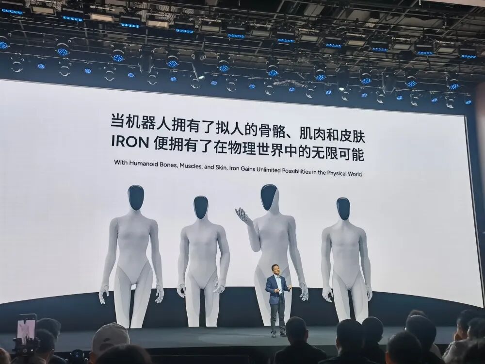 SiliconTech0528's tweet image. XPeng&apos;s Tech Day just dropped bombshells. He Xiaopeng: launching 3 Robotaxi models in 2026, alongside consumer cars with L4 autonomous tech. Plus, its humanoid robot &amp;amp; &quot;Land Carrier&quot; flying car are set for mass production in &apos;26. Is XPeng going full AI robotics? #XPENG #TechDay