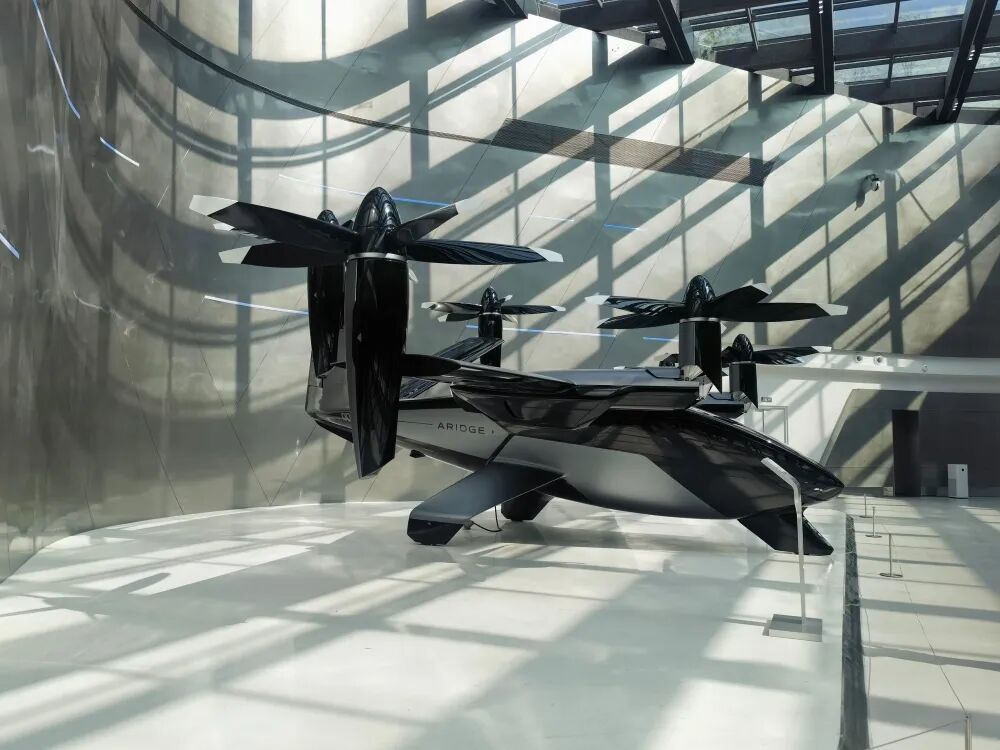 SiliconTech0528's tweet image. XPeng&apos;s Tech Day just dropped bombshells. He Xiaopeng: launching 3 Robotaxi models in 2026, alongside consumer cars with L4 autonomous tech. Plus, its humanoid robot &amp;amp; &quot;Land Carrier&quot; flying car are set for mass production in &apos;26. Is XPeng going full AI robotics? #XPENG #TechDay