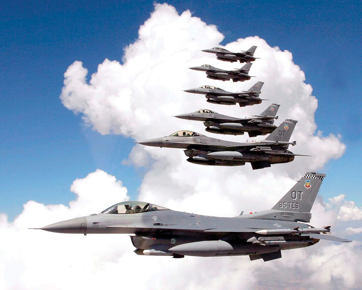 THEEURASIATIMES's tweet image. Eighteen F-16 Fighter Jets 🛩️For 1 Euro! 🚨🚨

Why Did the Netherlands🇳🇱 Sell Its Fighting Falcons🛩️ For “Dirt Cheap” Price?

What's Cooking?🧵#F16 #Airpower