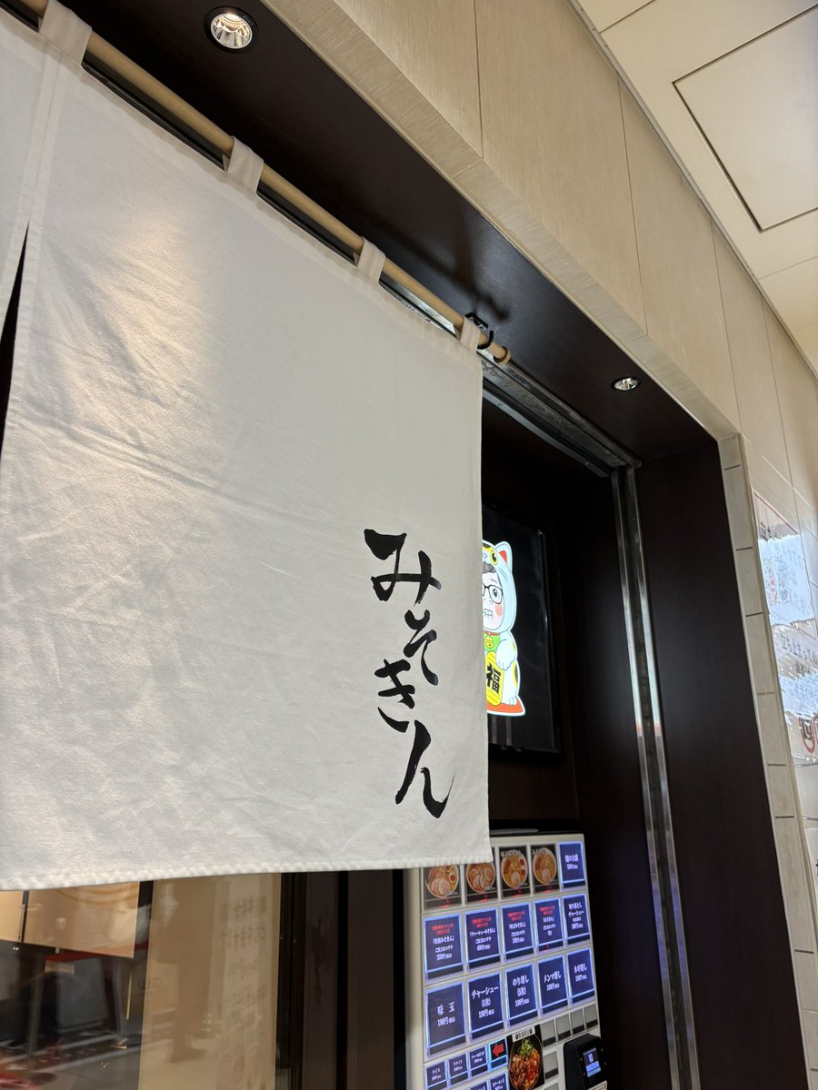 ponini_66's tweet image. 彼氏(24歳)が私にしてくれたこと
・3週間のヨーロッパ旅行
・大きなダイヤの婚約指輪プレゼント
・旅行中にスイスでプロポーズ
・帰国後に憧れのホテルで2回目のプロポーズ

私(27歳)が彼氏にしたこと
・みそきん実店舗の予約
・ポケモンユナイトでサポート型を選択