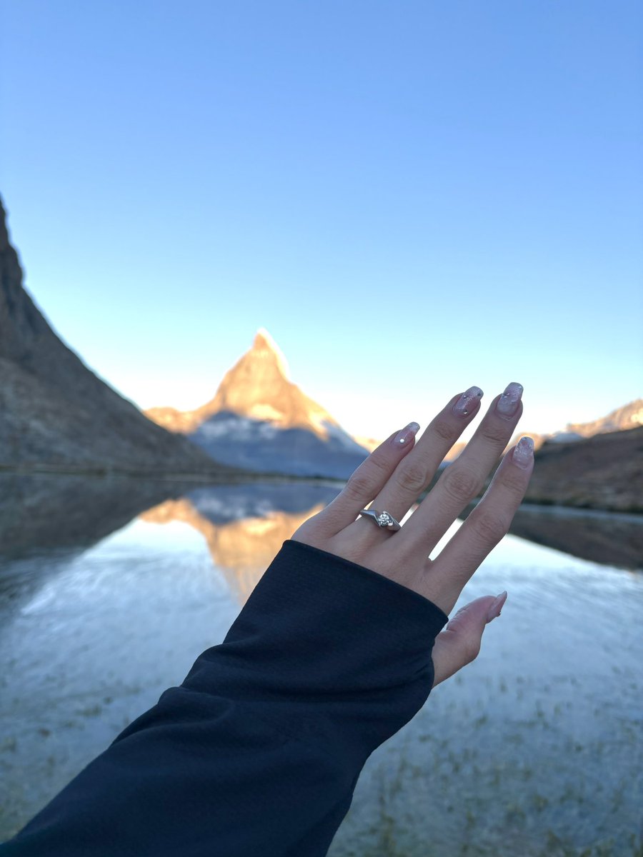 ponini_66's tweet image. 彼氏(24歳)が私にしてくれたこと
・3週間のヨーロッパ旅行
・大きなダイヤの婚約指輪プレゼント
・旅行中にスイスでプロポーズ
・帰国後に憧れのホテルで2回目のプロポーズ

私(27歳)が彼氏にしたこと
・みそきん実店舗の予約
・ポケモンユナイトでサポート型を選択