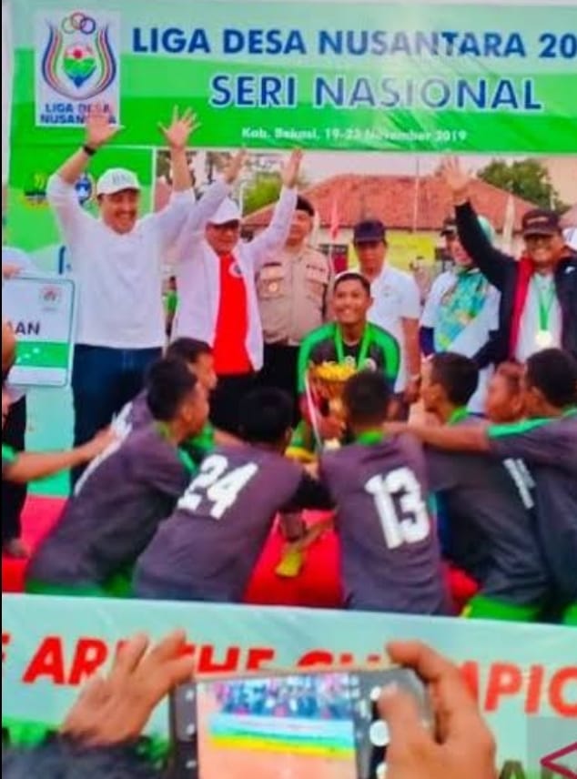 dewafasha's tweet photo. Liga sepak bola desa memperebutkan piala Menteri Desa akan segera bergulir, siapkan tim sepak bola desa anda untuk mendaftar biar jadi juara.

*#LigaSepakBolaDesa*
*#PialaMenteriDesa*
*#LahirTalentaSepakBolaDesa*

@prabowo
@YandriSusanto
@ArizaPatria https://t.co/wD2wIJJkcV