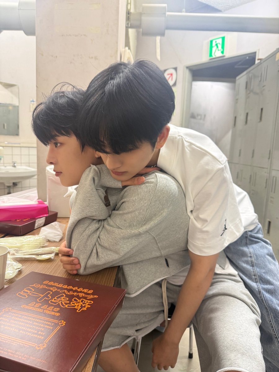 YOUNITE_twt's tweet photo. 형석ㅏ아 .. .. 형 생일 축하해요^^🥳

#경문 #KYUNGMUN 
#끼끼왕자_송형석_생축 https://t.co/8xv0QhqAO6