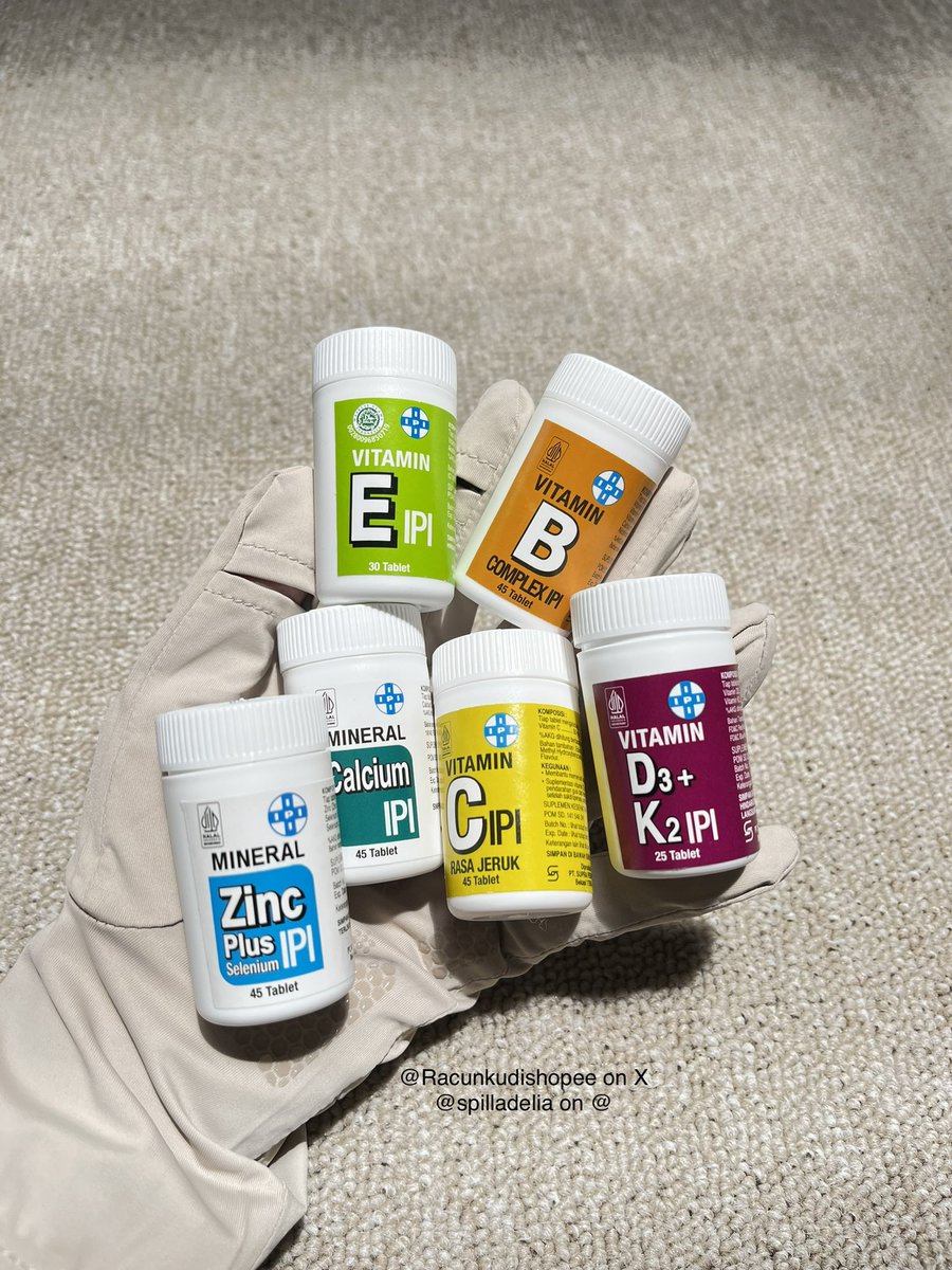 Racunkudishopee's tweet photo. Asupan VITAMIN untuk memasuki early 30's..
Vitamin ga perlu mahal, yang penting manfaatnya📝

Zinc : kulit berjerawat
Calsium : pendukung tulang otot syaraf
Vit D+K2 : kesehatan fisik &amp; mental
Vit B kompleks : stress &amp; kecemasan
Vit E : nutrisi baik kulit
Vit C : antioksidan https://t.co/Ln3FYi7fAA