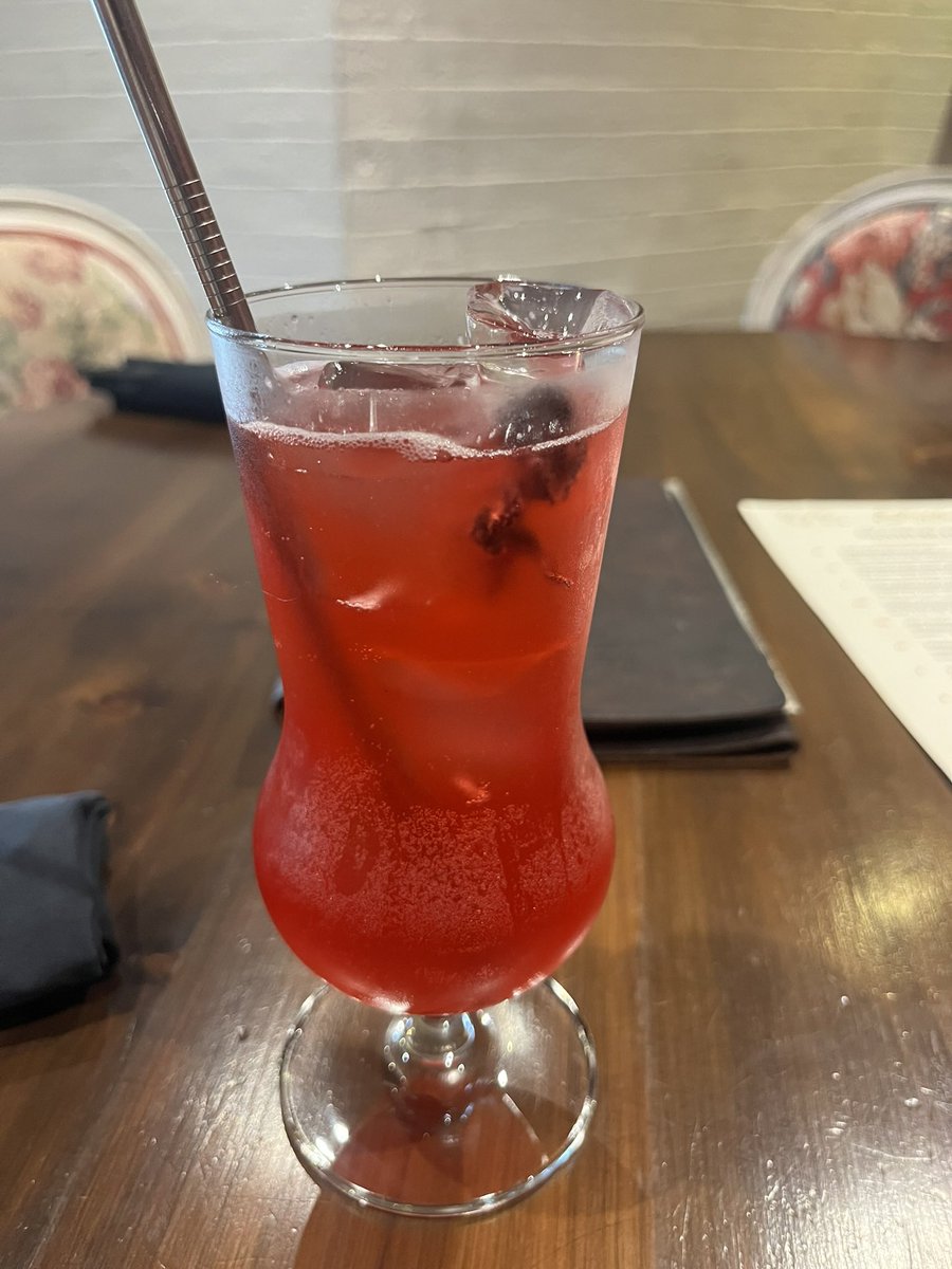 I can talk about the very refreshing drink I had though - the hibiscus lemonade🍹 I love anything that has hibiscus and this lemonade was no exception - it was crisp, refreshing and had just the right amount of hibiscus tang to it👌🏾 #nairobieats