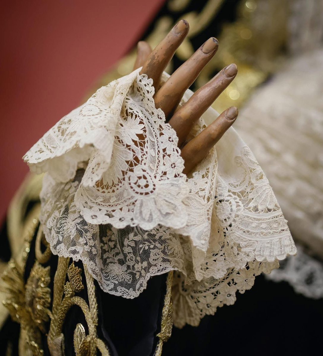 El antes y el después del besamano en la Catedral.

¿Cuantos miles de besos habrá recibido?

LA VIRGEN DE SEVILLA.