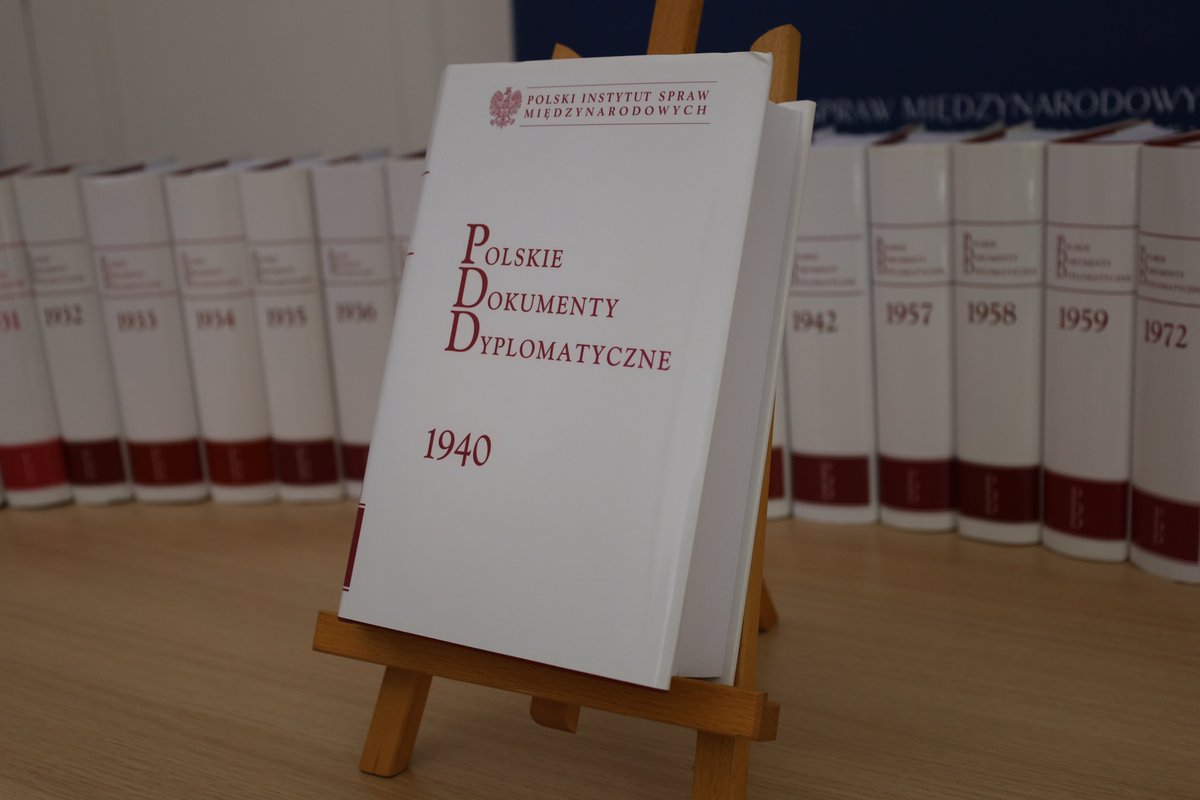 "bolszewicy na terenach polskich przez nich okupowanych ogłosili wezwanie, na mocy którego oficerowie W.P. mogą wstępować do armii ZSRR. Wstępujący otrzymać mają te same stopnie, jakie mieli w W.P"

85 lat temu -6 listopada 1940- pismo ministra informacji i dokumentacji

#PDD1940