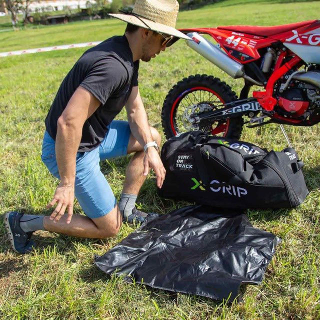 as2and4's tweet photo. X-GRIP SPORTS BAG✨
これいいぞ！
153ℓの大容量なのでライディングギア一式入るし、通気性いいし、なんたって一体型の折りたたみ式マット内蔵なので汚れずどこでも着替えれる👍

https://t.co/r6G8jeRUVm

#xgrip #エンデューロ #モトクロス #ハードエンデューロ #ktm苫小牧 #ツーアンドフォー https://t.co/0yfYJHclY5
