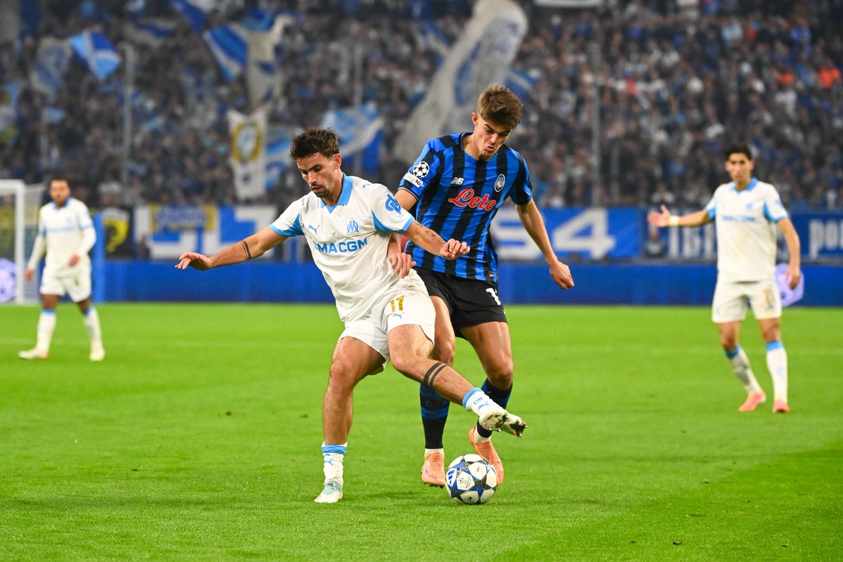 ActuFoot_'s tweet photo. 🚨 Walid Acherchour : « 𝗜𝗟 𝗬 𝗔 𝗨𝗡 𝗖𝗛𝗘𝗠𝗜𝗡 𝗤𝗨𝗘 𝗣𝗥𝗘𝗡𝗗 𝗗𝗘 𝗭𝗘𝗥𝗕𝗜 🇮🇹 𝗤𝗨𝗘 𝗝𝗘 𝗣𝗘𝗨𝗫 𝗣𝗟𝗨𝗦 𝗔𝗖𝗖𝗢𝗠𝗣𝗔𝗚𝗡𝗘𝗥. 𝗝𝗘 𝗡𝗘 𝗖𝗢𝗠𝗣𝗥𝗘𝗡𝗗𝗦 𝗣𝗔𝗦 𝗟𝗘 𝗦𝗬𝗦𝗧𝗘̀𝗠𝗘 𝗗𝗘 𝗝𝗘𝗨.

Il y a des déclarations. Des compositions d’équipe. Des lectures de match… 𝗝𝗘 𝗡𝗘 𝗣𝗘𝗨𝗫 𝗣𝗟𝗨𝗦 !

𝗠𝗢𝗜 𝗝’𝗔𝗜𝗠𝗘 𝗕𝗘𝗔𝗨𝗖𝗢𝗨𝗣 𝗟𝗘 𝗡𝗨𝗧𝗘𝗟𝗟𝗔 (même si j’en mange plus 😭), 𝗠𝗔𝗜𝗦 𝗝𝗘 𝗡𝗘 𝗣𝗘𝗨𝗫 𝗣𝗔𝗦 𝗘́𝗧𝗔𝗟𝗘𝗥 𝗟𝗔 𝗣𝗔𝗥𝗧𝗘 𝗔̀ 𝗧𝗔𝗥𝗧𝗜𝗡𝗘𝗥 𝗦𝗜 𝗢𝗡 𝗠𝗘 𝗠𝗢𝗡𝗧𝗥𝗘 𝗖̧𝗔…

Quand il nous explique que Vermeeren 🇧🇪 ne peut pas jouer… et quand on regarde le match de O’Riley 🇩🇰. 🤯

𝗥𝗨𝗟𝗟𝗜 🇦🇷 𝗧𝗘 𝗦𝗔𝗨𝗩𝗘 𝗘𝗡𝗖𝗢𝗥𝗘. 🤯

Ce soir si tu me dis que… 𝗖’𝗘𝗦𝗧 𝗟’𝗢𝗠 𝗗𝗘 𝗚𝗔𝗧𝗧𝗨𝗦𝗢 𝗢𝗨 𝗗𝗘 𝗚𝗔𝗦𝗦𝗘𝗧 : 𝗝𝗘 𝗧𝗘 𝗖𝗥𝗢𝗜𝗦. 🙌 »

🎙️ @walidacherchour