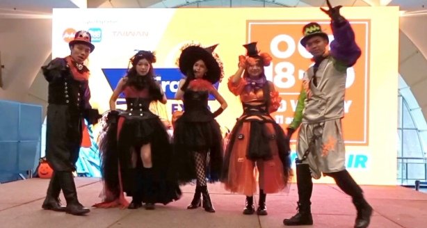 woadriene's tweet image. fancy dance moves attract @metrojayaMV shoppers