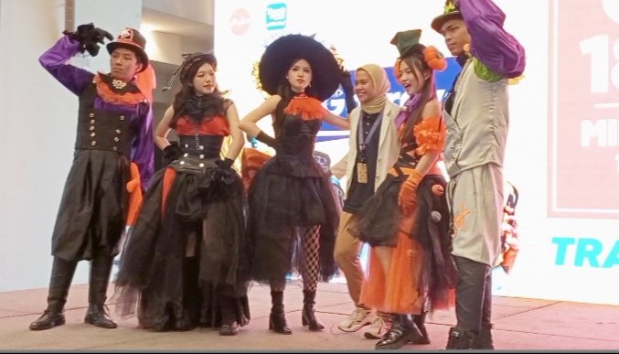 woadriene's tweet image. fancy dance moves attract @metrojayaMV shoppers