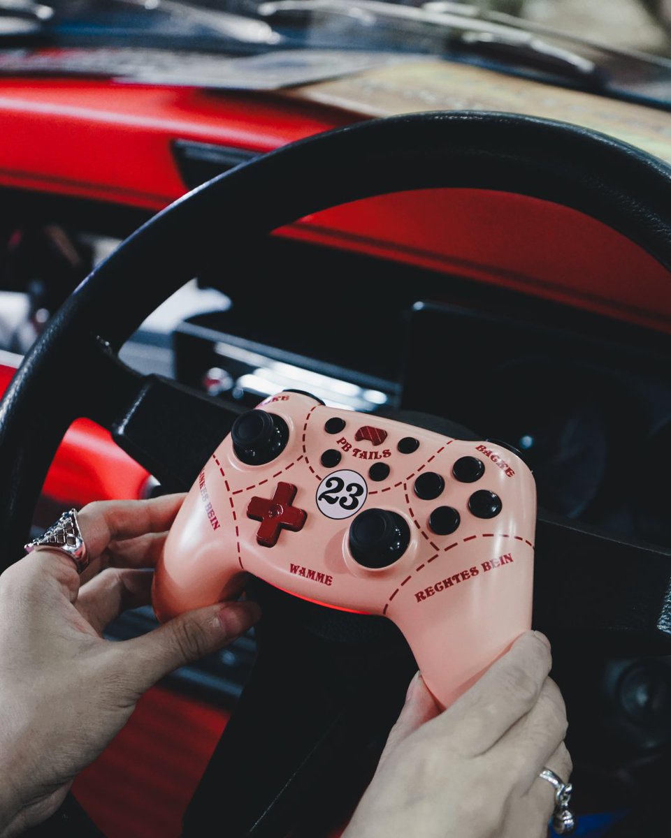 PBTails's tweet image. Drive with your heart, play with your soul.
For those who believe control can be beautiful. 💗🏎️
#Gaming #GameController #RetroDesign #CarCulture #Design #Gamers #RacingVibes #AutomotiveDesign #TMRJoystick #PinkVibes #SpeedAndStyle #RetroGaming