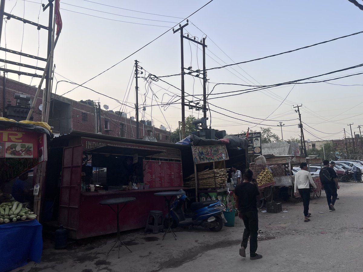 9200Rahulch's tweet photo. 📢 @noida_authority @noidapolice @dmgbnagar @TOINoida @AmarUjalaNoida @JagranNews
ममूरा गली नं. 2, Evergreen sweets se KGN Biryani सेक्टर-66 नोएडा में अतिक्रमण की बार-बार शिकायतों के बावजूद कोई कार्रवाई नहीं हुई।
कृपया जल्द कार्रवाई करें 🙏

#Noida #Mamura #NoidaAuthority https://t.co/MlLVvmckk7