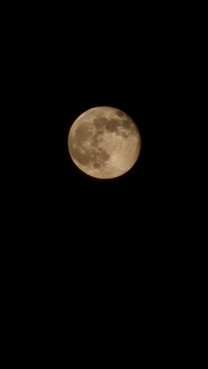 ha_hide's tweet photo. 仕事帰りに綺麗な月🌕
ウサギに見えるかな？ https://t.co/ZgompMzB7I