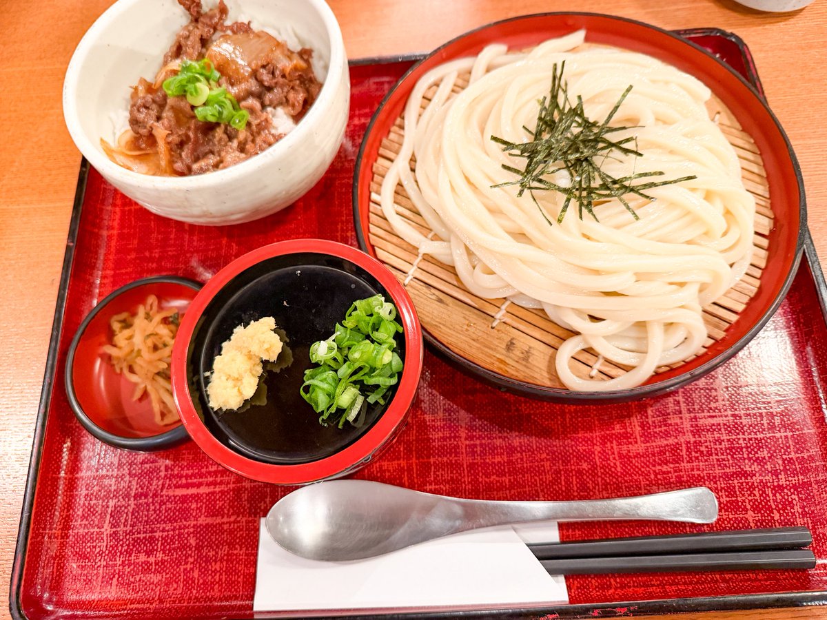 class_bm's tweet image. 先日、福島県の郡山に訪れてましたー！

若干紅葉みれた🍁

夕ご飯でうどん食べたいと思い、

【自家製麺  杵屋  郡山店】（@Udon_Kineya ）があったので食べてきました！

店員さんの応対もとてもよかったです。
うどんもお肉も美味しかった😉

胃袋、お世話になりました！！