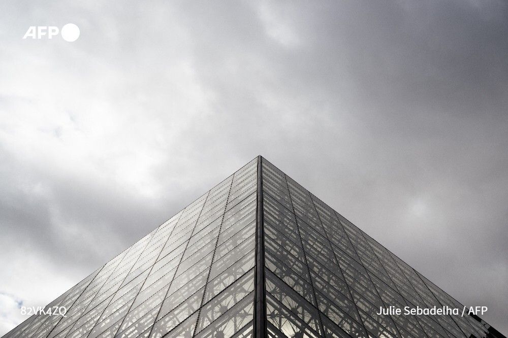 afpfr's tweet image. 👑 Le Louvre &quot;a privilégié les opérations visibles et attractives&quot; au détriment de la sécurité, estime la Cour des Comptes dans un rapport publié jeudi près de trois semaines après le vol de bijoux au retentissement mondial. 
➡️ u.afp.com/SeVh