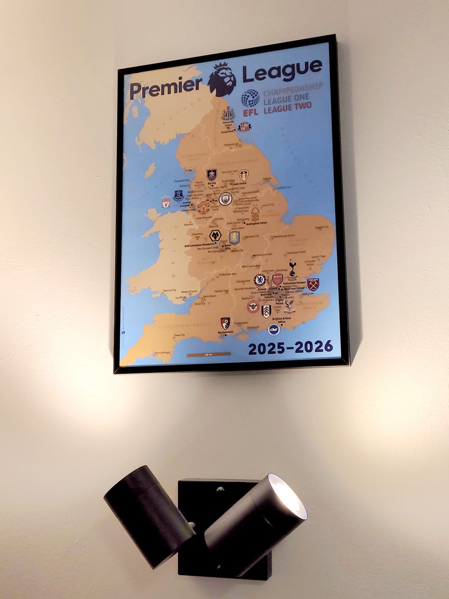 MiraSifta's tweet photo. Máte rádi fotbal?⚽️ Máte rádi mapy?🗺️

Dvakrát ANO?✅✅

Tak to pro vás máme mapku anglického fotbalu k sezoně 25/26!🚀

🛒https://t.co/F54s7RWC5K

(mapka je oboustranná – na druhé straně statistiky a detail🔎 North-West a Londýna) https://t.co/gqFnPy6sMA