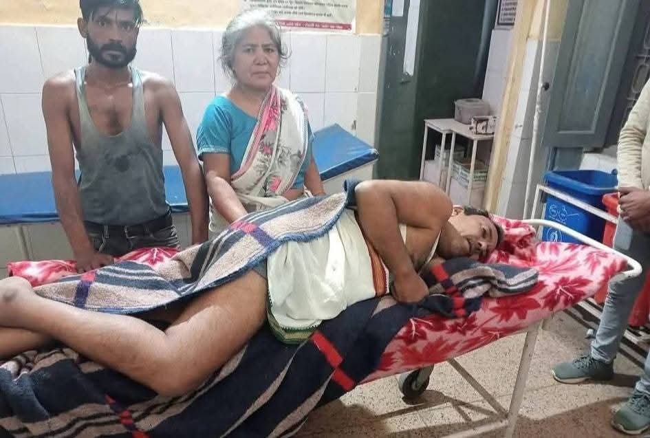 IshanAnandbsp's tweet image. #भाजपा सरकार में #पुलिस वेलगाम 

#तिलहर बिधानसभा छेत्र के #बसपा कार्यकर्ता सत्यभान की दरोगा राहुल सिसोदिया वा अन्य सिपाही के द्वारा पिटाई करने से मौत मौके पर पहुंचे बहुजन समाज पार्टी के जिला अध्यक्ष #शाहजहांपुर पूर्व विधायक प्रत्याशी 134 पुवायां 
1/2