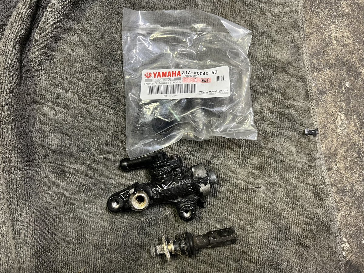 2t_project's tweet image. 浜松市SDR200整備状況です！
なかなか忙しくて更新できておりませんでした💦
タイヤ交換やブレーキ、キャブなどのOHが全て完了しました！あとはエンジン始動してエア抜き等すれば完了です！
ウインカーリレーも逝ってるので交換です！
オーナー様、もうまもなくです！🙇🏽‍♂️
#sdr200  #2tv #浜松 #2スト