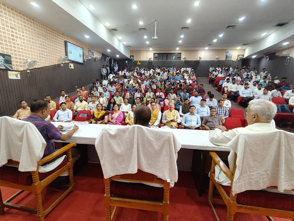 nirajkumar1988's tweet image. Happy to have sought the blessings of respected Shri Durga Shankar Mishra ji, senior IAS officer and former Chief Secretary, U.P.
🙏

He delivered a truly remarkable speech on &quot;उत्तर प्रदेश@2047: समृद्धि का शताब्दी पर्व&quot;

#जननायक_चंद्रशेखर_विश्वविद्यालय_बलिया